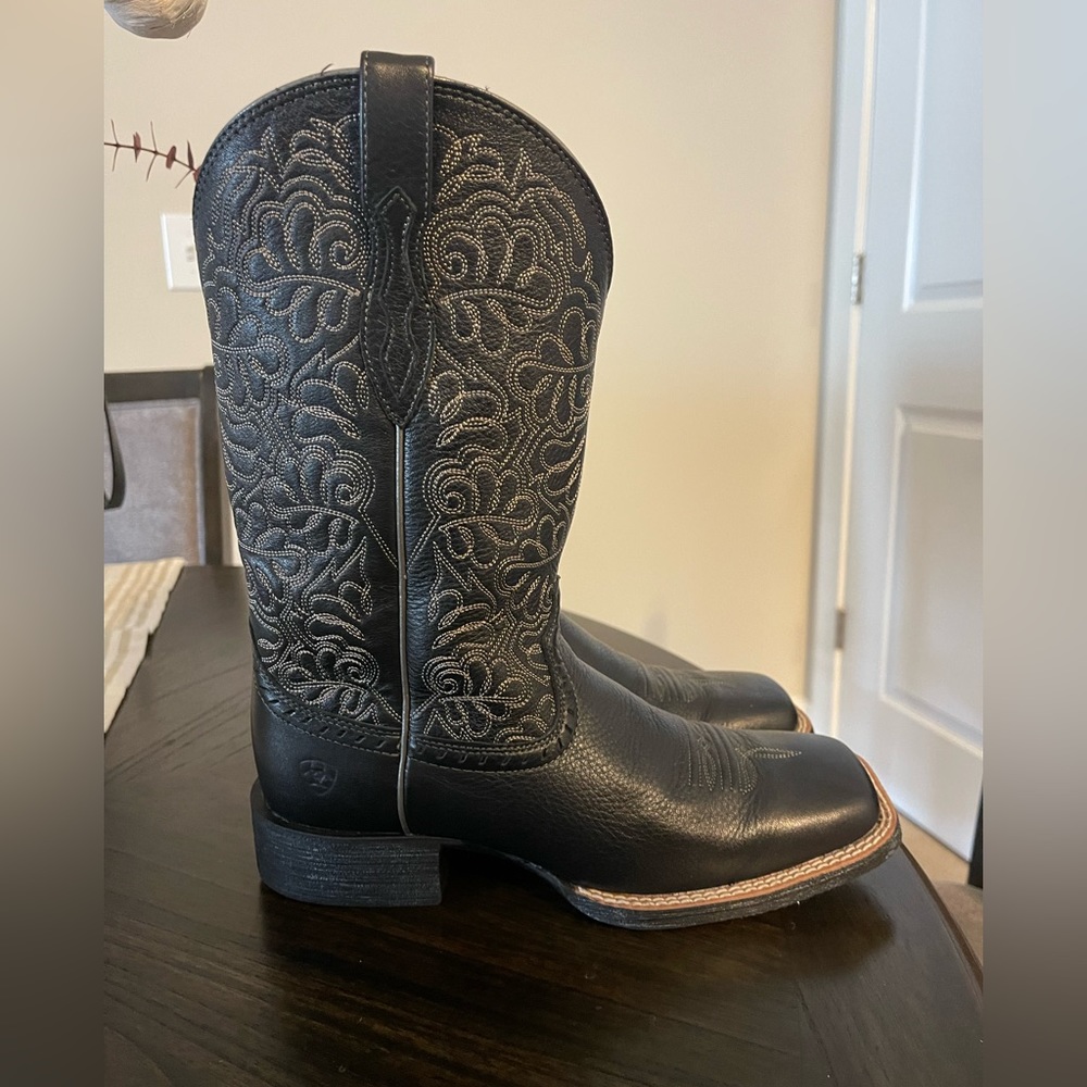 ARIAT WOMEN'S ROUND UP REMUDA WESTERN BOOTS - WIDE SQUARE TOE